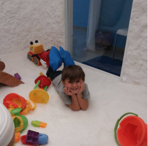 Bambino nella stanza del sale durante una seduta