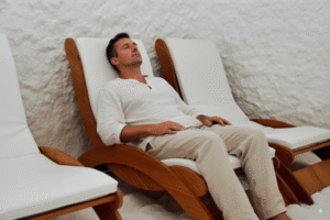 adulto rilassato durante una seduta di haloterapia in una stanza del sale