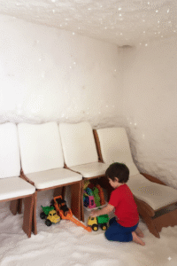Bambino in stanza del sale che gioca durante una seduta di haloterapia.