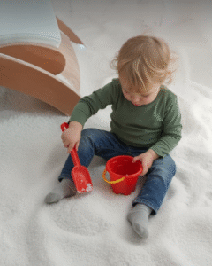 Bambino sorridente nella Stanza del Sale Gravina — terapia del sale per bambini
